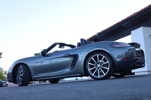 Used 2017 Porsche 718 Boxster RWD image 18