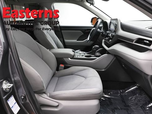 Used 2022 Toyota Highlander LE image 24