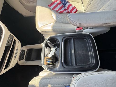 Used 2019 Chrysler Pacifica Touring-L FWD image 29