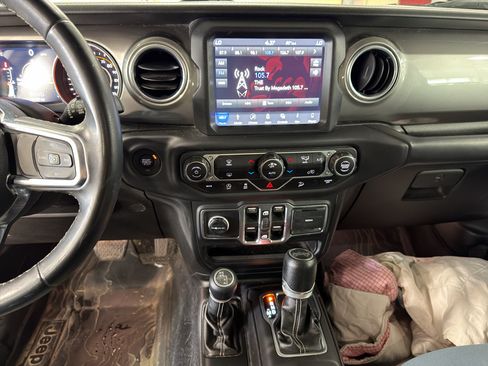 Used 2018 Jeep Wrangler Unlimited Sahara AWD/4WD image 7