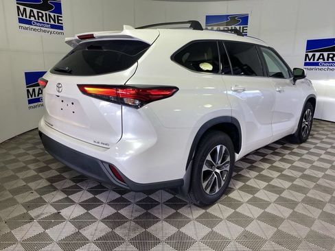 Used 2021 Toyota Highlander XLE AWD/4WD image 16
