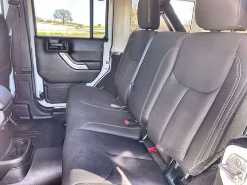 Used 2018 Jeep Wrangler Unlimited Sahara w/ Connectivity Group image 14