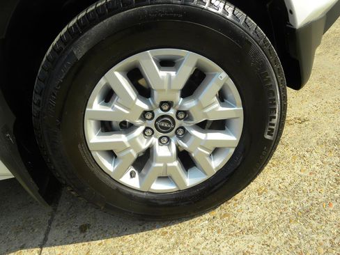 Used 2024 Nissan Frontier SV w/ SV Convenience Package RWD image 16