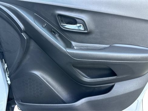 Used 2019 Chevrolet Trax LT w/ LT Convenience Package FWD image 21