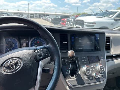 Used 2017 Toyota Sienna XLE FWD image 7