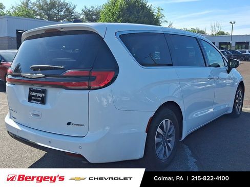 Used 2023 Chrysler Pacifica Touring-L FWD image 5