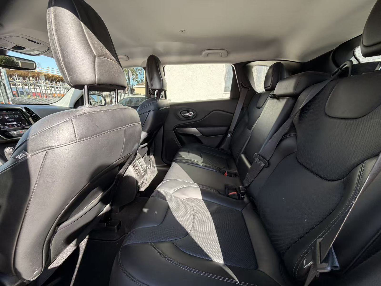 Used 2019 Jeep Cherokee Limited FWD image 9