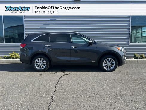 Used 2018 Kia Sorento LX image 2