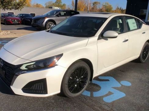 New 2025 Nissan Altima 2.5 SV w/ SV Special Edition Package AWD/4WD image 5