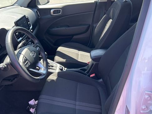 Used 2025 Hyundai Venue SEL image 18