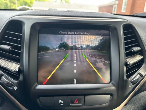 Used 2016 Jeep Cherokee Latitude w/ Comfort/Convenience Group FWD image 17