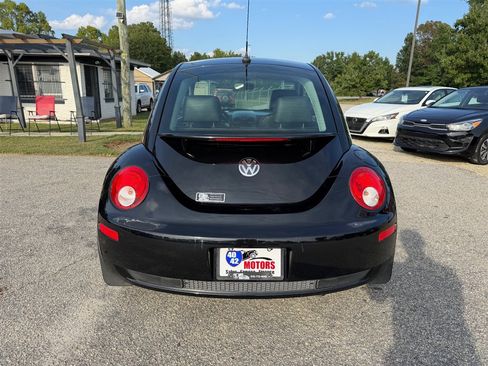 Used 2009 Volkswagen Beetle Coupe FWD image 4