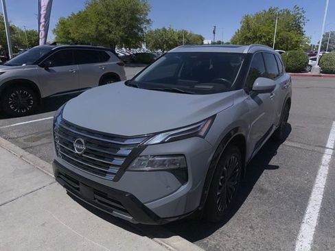 Used 2024 Nissan Rogue Platinum w/ Platinum Premium Package image 3