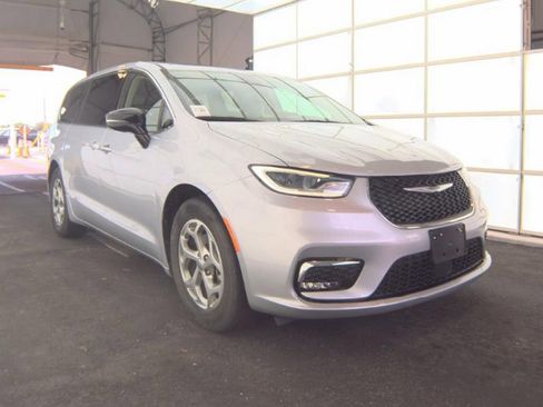 Used 2024 Chrysler Pacifica Limited FWD image 3