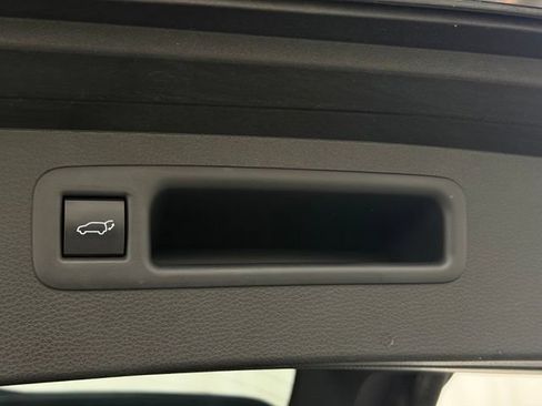 Used 2023 Toyota Highlander XLE AWD/4WD image 9