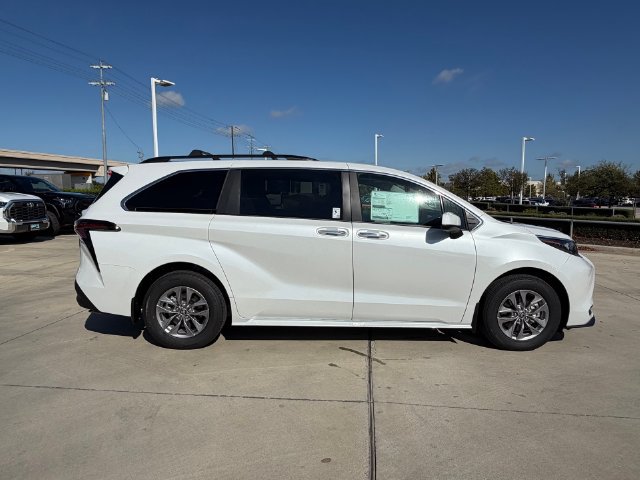 New 2026 Toyota Sienna XLE FWD image 3