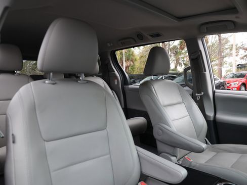 Used 2020 Toyota Sienna XLE image 19