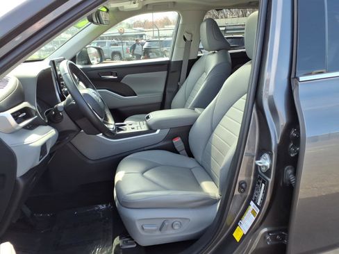 Used 2022 Toyota Highlander XLE image 15