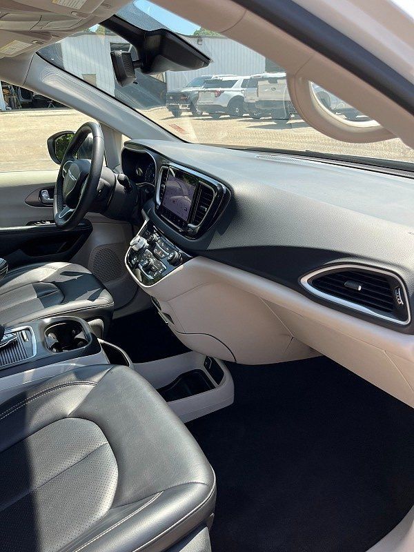 Used 2023 Chrysler Pacifica Touring-L FWD image 8