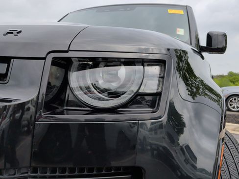 Used 2023 Land Rover Defender 110 X-Dynamic SE image 3