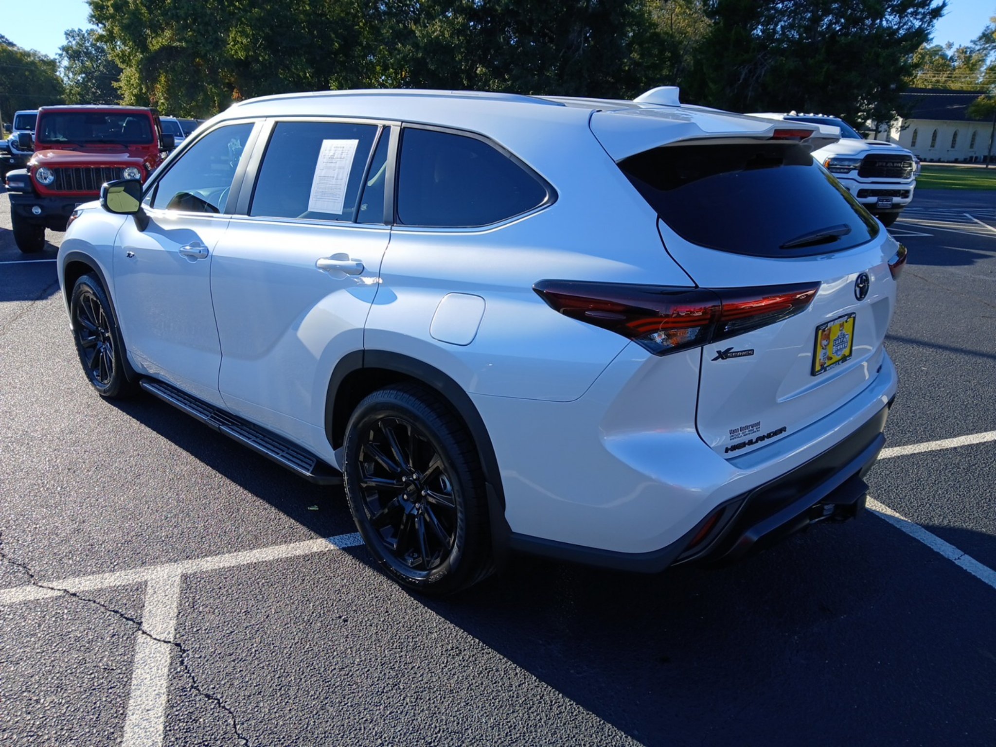 Used 2025 Toyota Highlander XLE FWD image 10