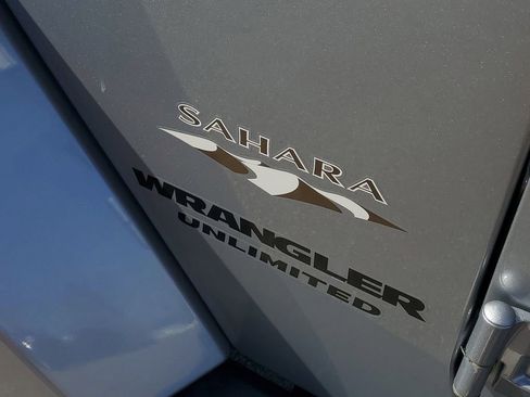 Used 2017 Jeep Wrangler Unlimited Sahara w/ Connectivity Group image 8