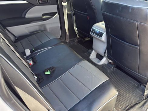 Used 2018 Toyota Highlander LE AWD/4WD image 7