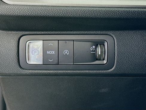 Used 2025 Chevrolet Traverse LT image 17