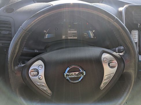 Used 2016 Nissan Leaf SV w/ Premium Package image 18