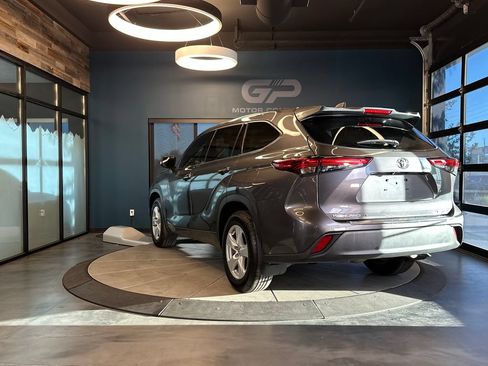 Used 2022 Toyota Highlander LE AWD/4WD image 5