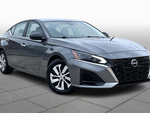 Used 2024 Nissan Altima 2.5 S image 3