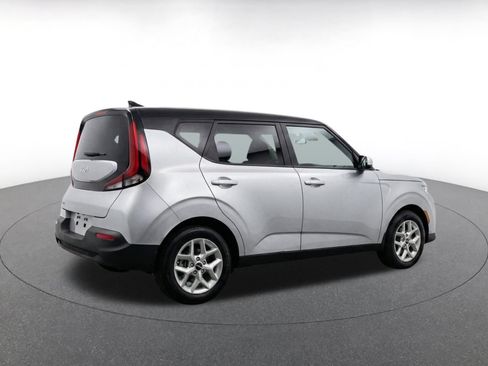 Used 2025 Kia Soul LX w/ LX Technology Package FWD image 8