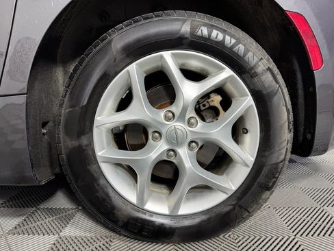 Used 2017 Chrysler Pacifica Touring-L w/ Tire & Wheel Group image 47