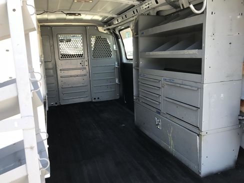 Used 2018 Chevrolet Express 2500 w/ Driver Convenience Package RWD image 18