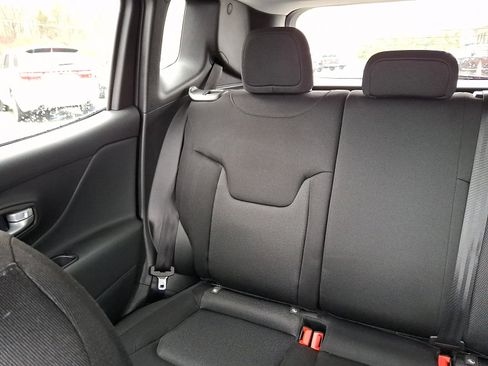 Used 2023 Jeep Renegade Latitude image 19