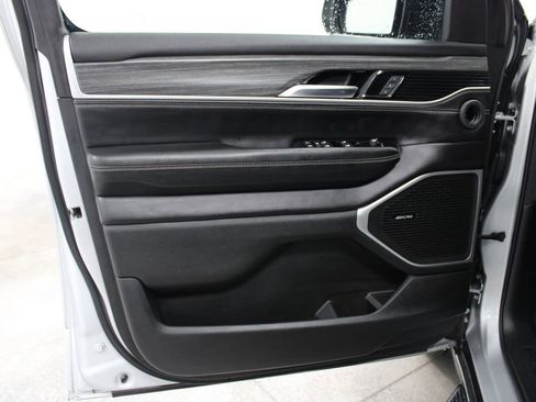 Used 2023 Jeep Wagoneer L Series III w/ Preferred Equipment Group image 22