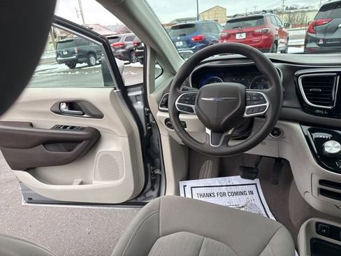 Used 2017 Chrysler Pacifica Touring image 18