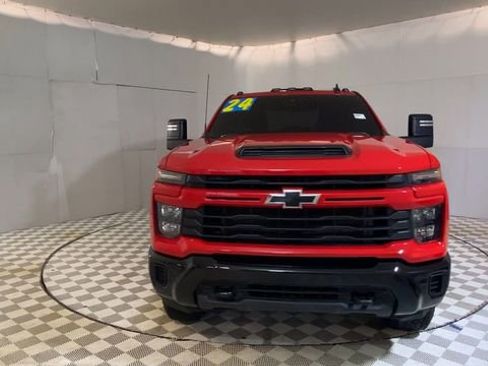 Used 2024 Chevrolet Silverado 2500 Custom w/ Custom Value Package image 3