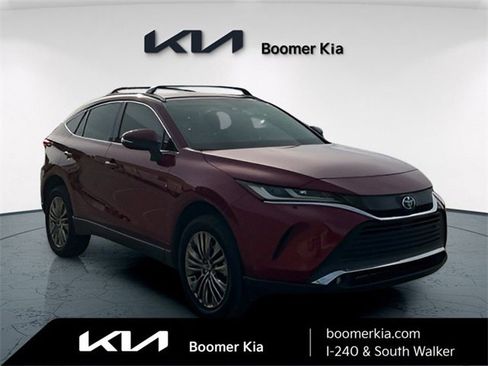 Used 2023 Toyota Venza XLE image 3