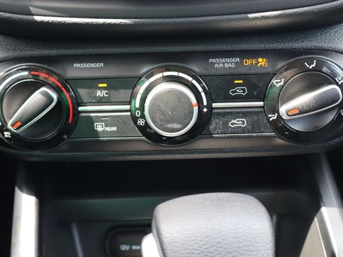 Used 2025 Kia Soul LX w/ LX Technology Package FWD image 20