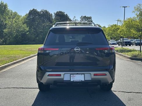 Certified 2025 Nissan Pathfinder SL w/ Black Appearance Package FWD image 8