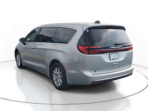 Used 2023 Chrysler Pacifica Touring-L FWD image 3