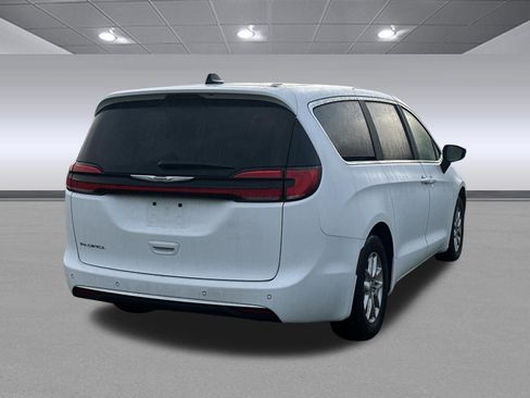 Used 2024 Chrysler Pacifica Touring-L image 3