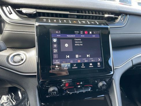 Used 2023 Jeep Grand Cherokee Laredo w/ Luxury Tech Group I image 11