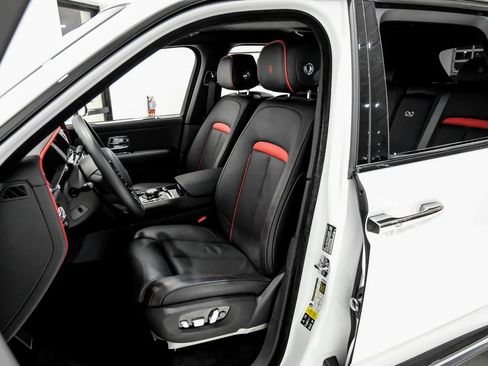 Used 2023 Rolls-Royce Cullinan Black Badge image 35