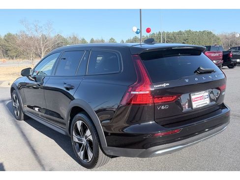 Used 2025 Volvo V60 B5 Cross Country Plus image 7
