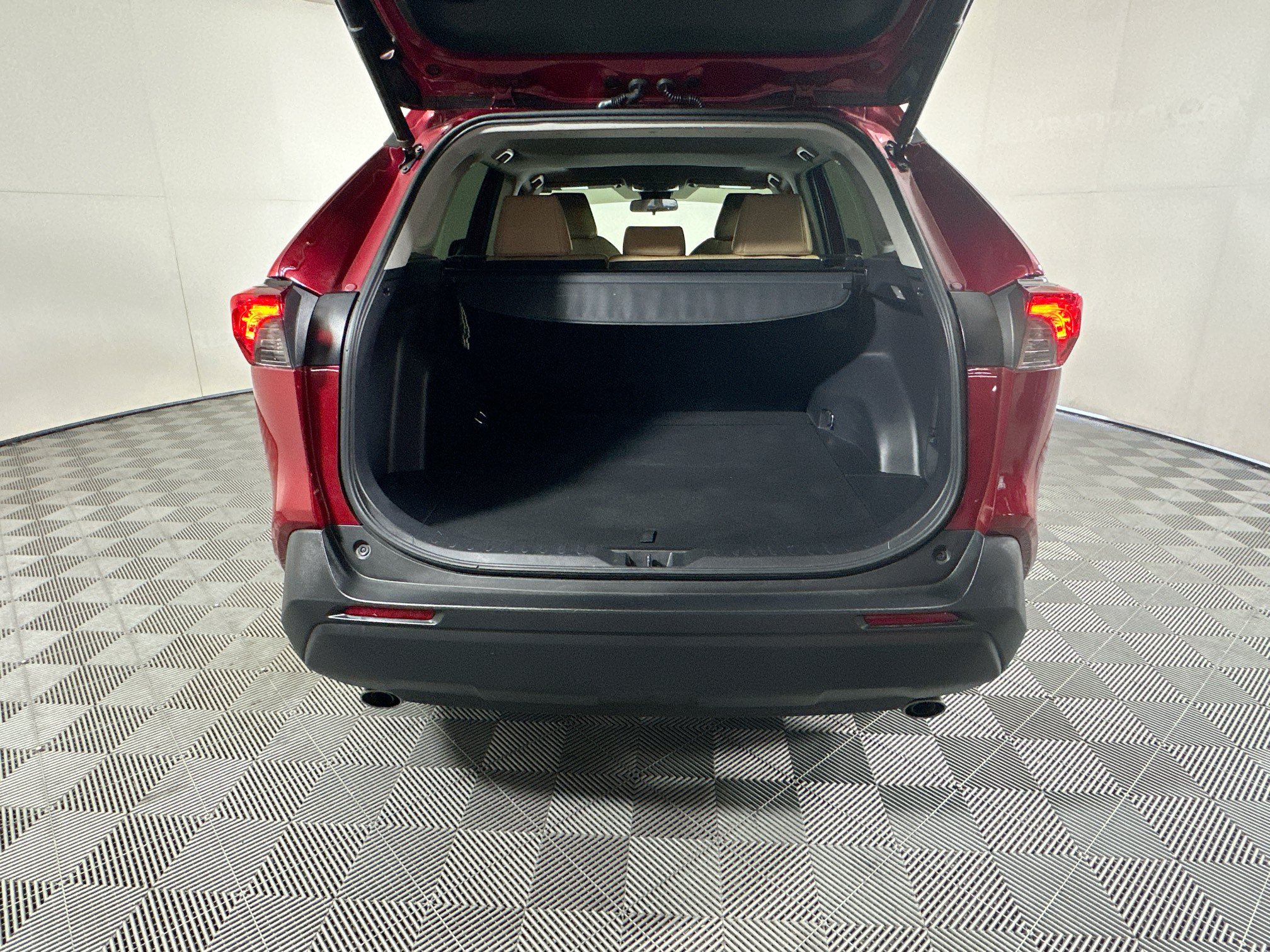 Used 2020 Toyota RAV4 XLE Premium FWD image 31