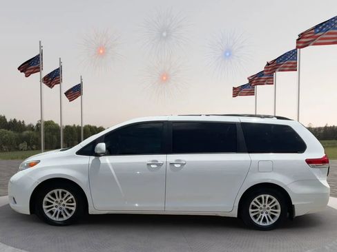 Used 2013 Toyota Sienna XLE w/ Premium Pkg FWD image 4