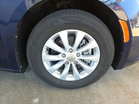 Used 2017 Chrysler Pacifica Touring-L FWD image 60