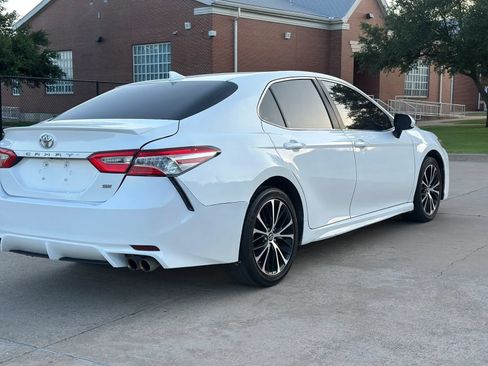 Used 2019 Toyota Camry SE FWD image 3